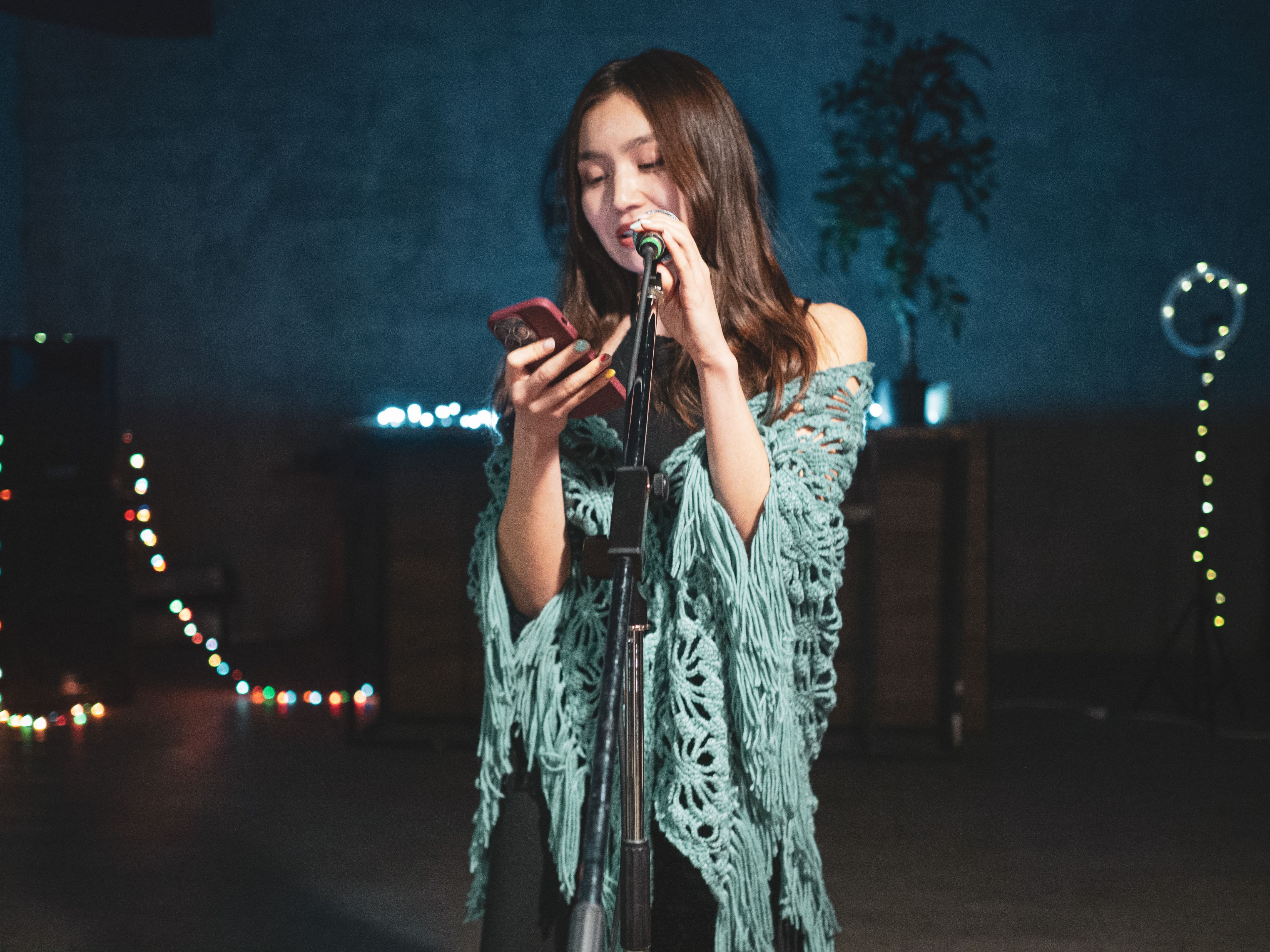 How to Book a Live Performer for a Restaurant in India