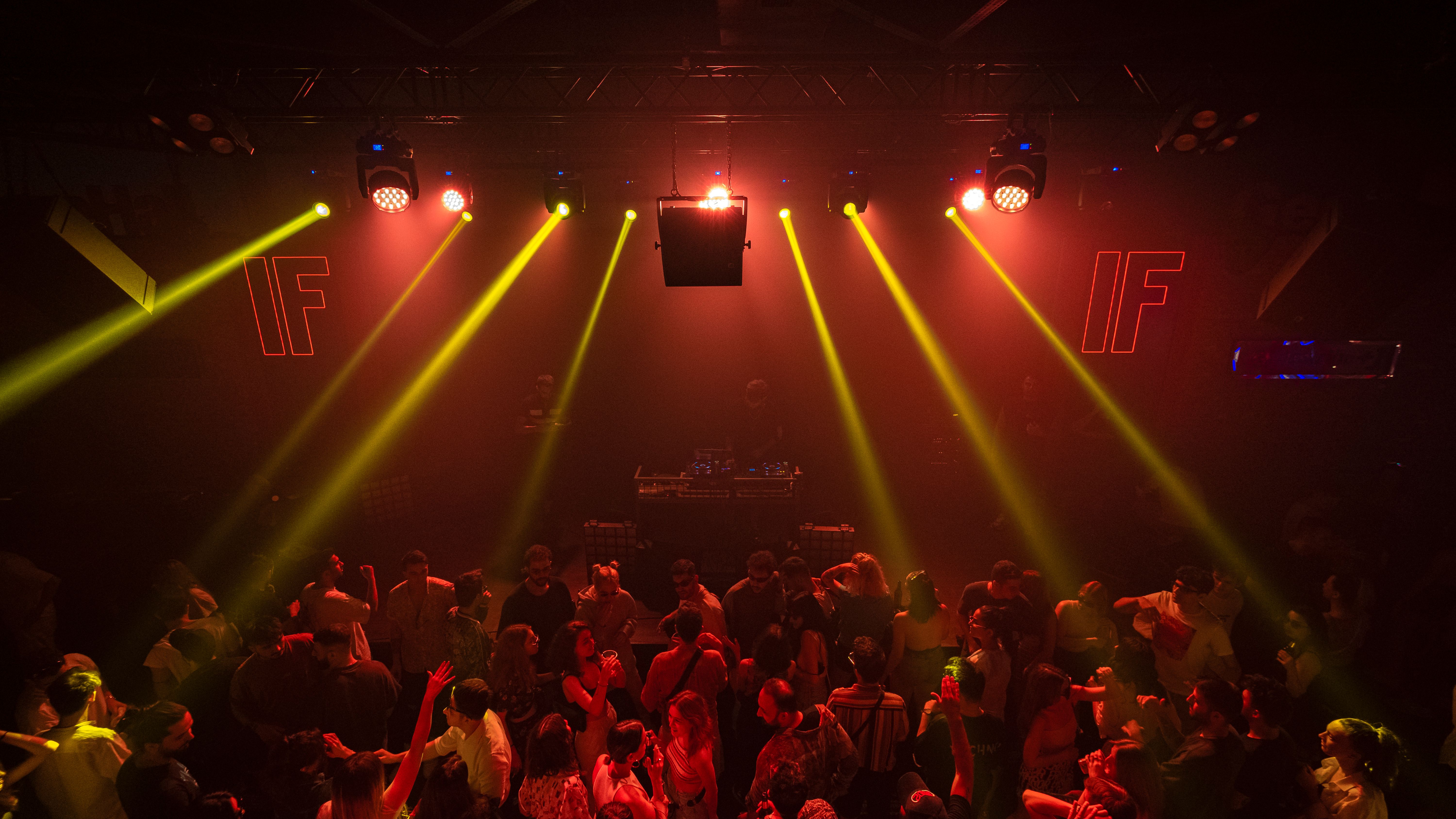 How Venues Can Increase Crowd Footfall with Live Artists