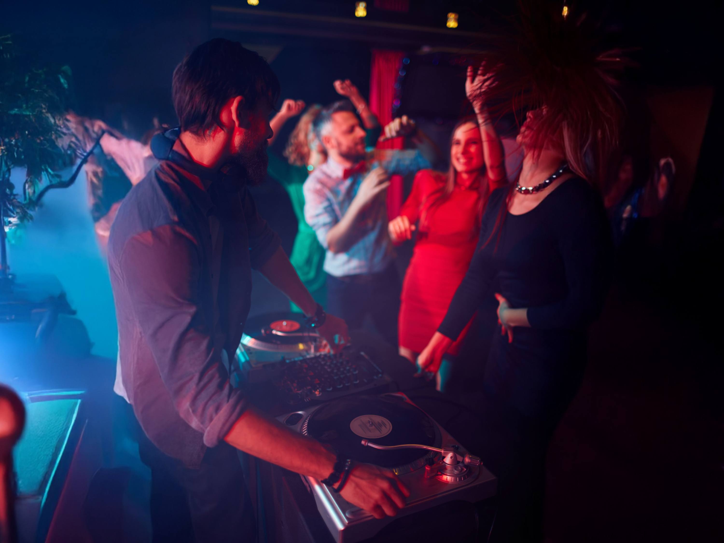 DJ (Disc Jockey)